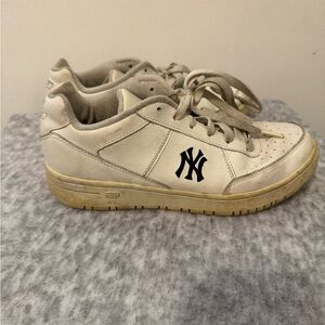 Reebok NY Yankees White Shoes Size 5.5